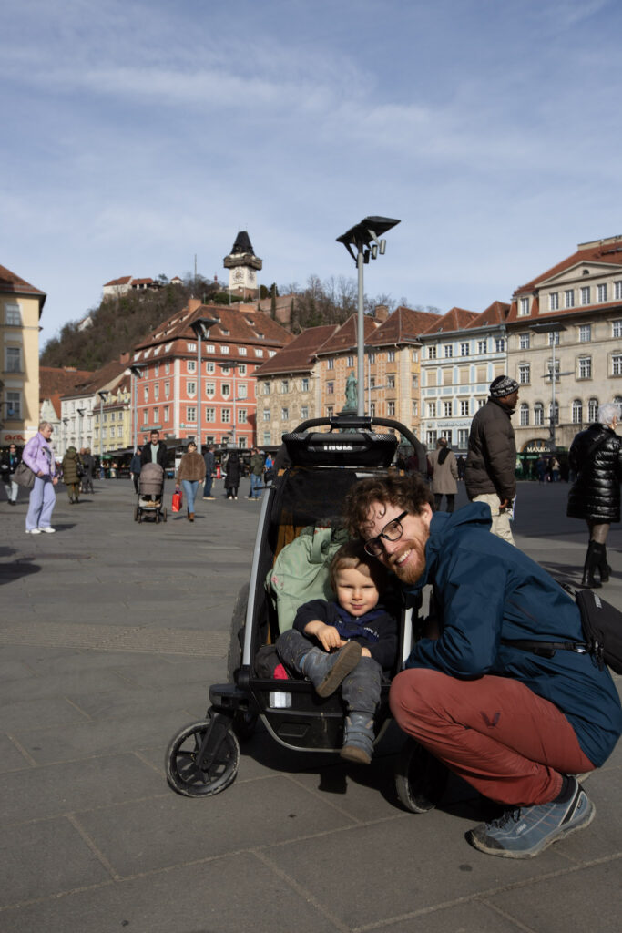 Hauptplatz Graz s Mišom a Markusom v Thule vozíku od nášho Partnera Thule