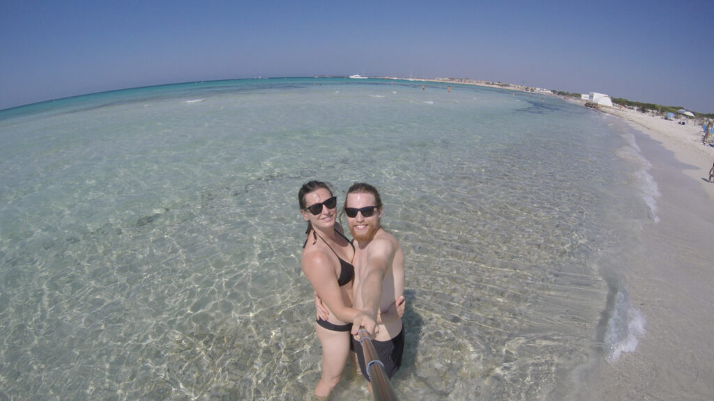 Pláž es Trenc a na nej Michal a Marcela fotené Gopro kamerou