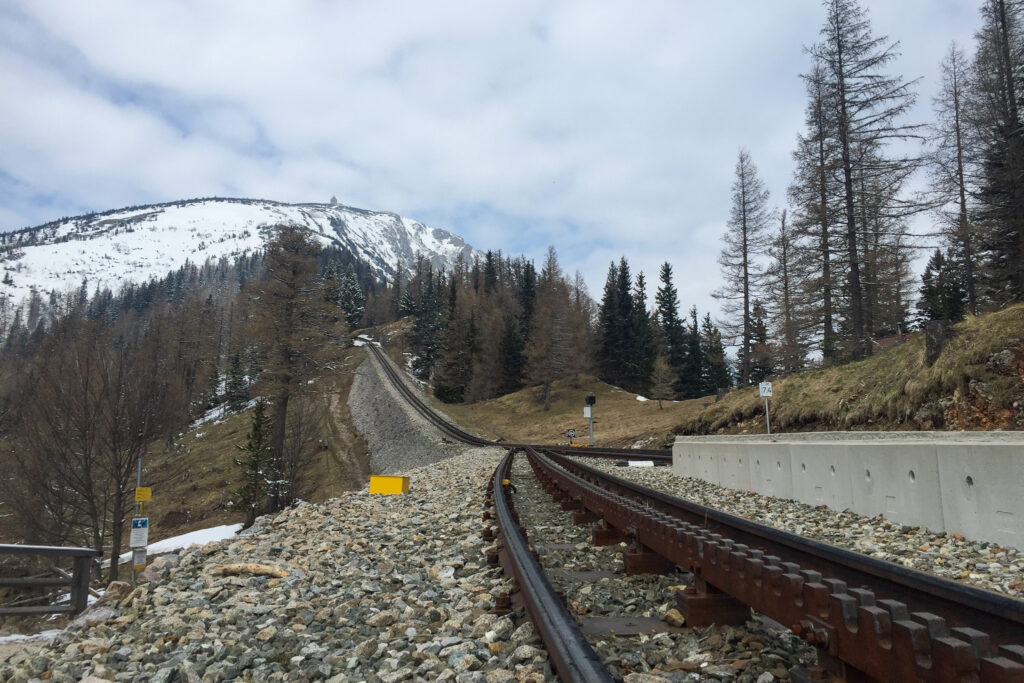 Pohľad na zubačkovú koľaj smerom na Schneeberg