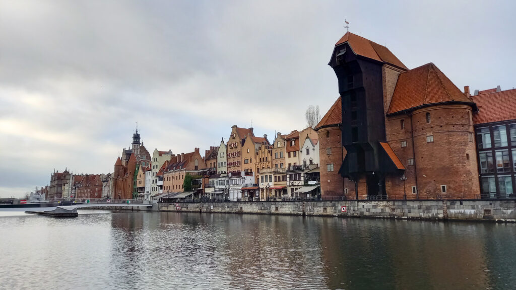 Pohľad na historický žeriav v Poľskom Gdańsk.