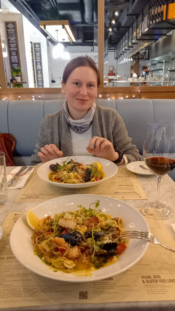 Marcela Mjartan a pred ňou tanier s hlavným jedlom v Poľskom sopote v reštaurácií Seafood Station Restaurant & Oyster Bar.
