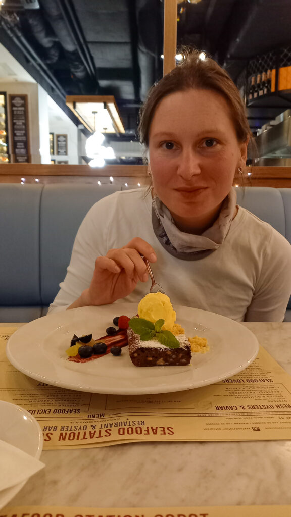 Marcela Mjartan a predňou dezert v reštaurácií Seafood Station Restaurant & Oyster Bar v Poľskom Sopote.