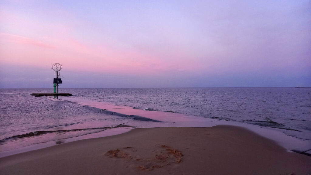 Západ slnka v Mewia Łacha pri Poľskom Gdansku. Obloha sfarbená do fialova.
