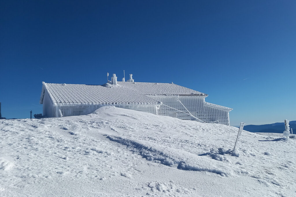 Zamrznutá horská chata v Rakúsku Fisherhutte