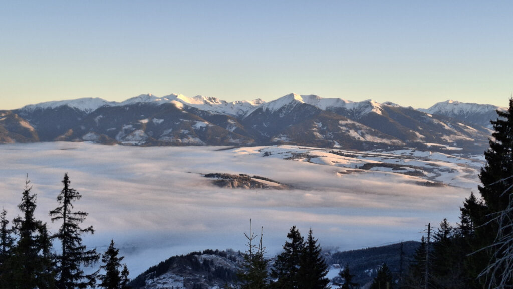 Výhľad z Demänovskej hory od kríža smerom na Západné Tatry a dominantý Baranec.