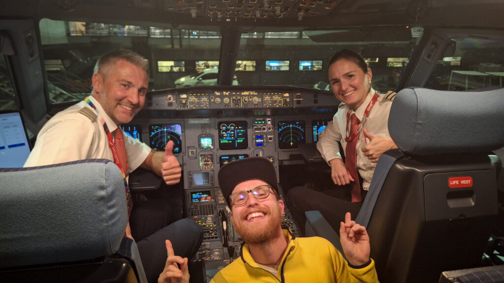 Fotka s pilotom a pilotkou v lietadle