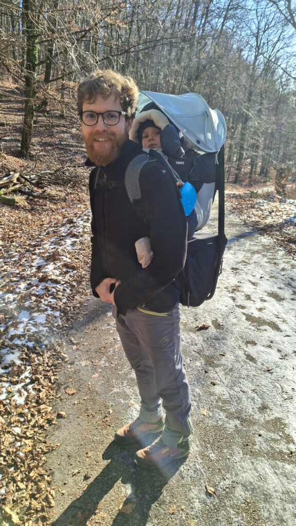 Strieška proti slnku na nosiči Thule Sapling.