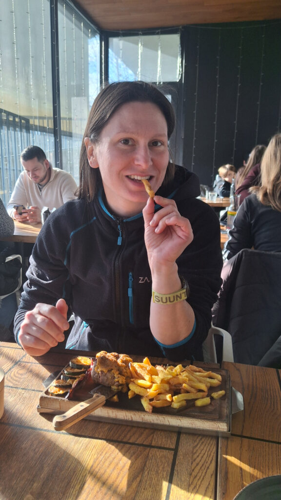 Maca si dáva stejk v Jack & Joe Steak and Burger Club.