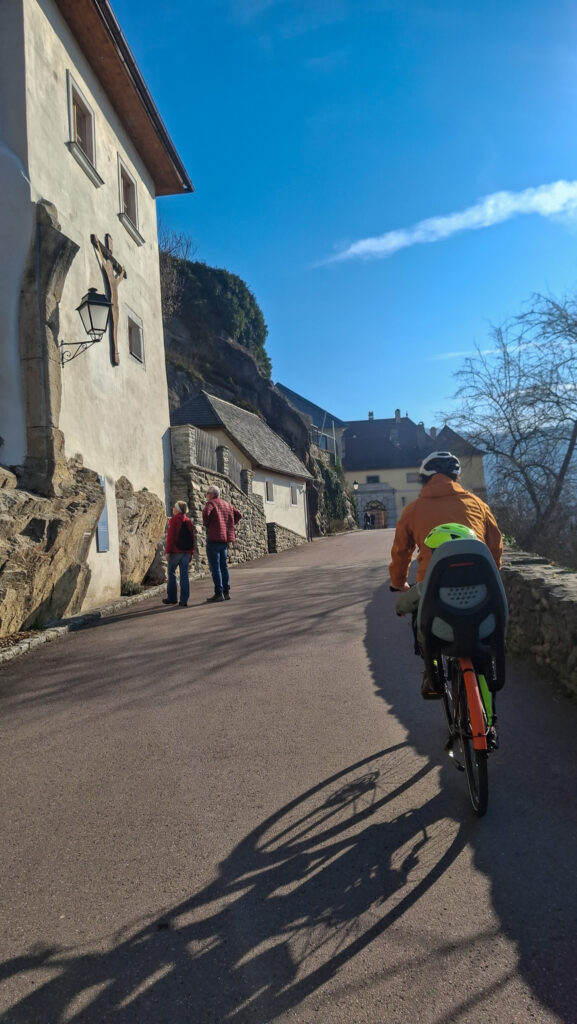 Vstupujeme do mesta Durnstein ako jedna z miest na cyklovýlete. Markus v Thule cyklosedačke.