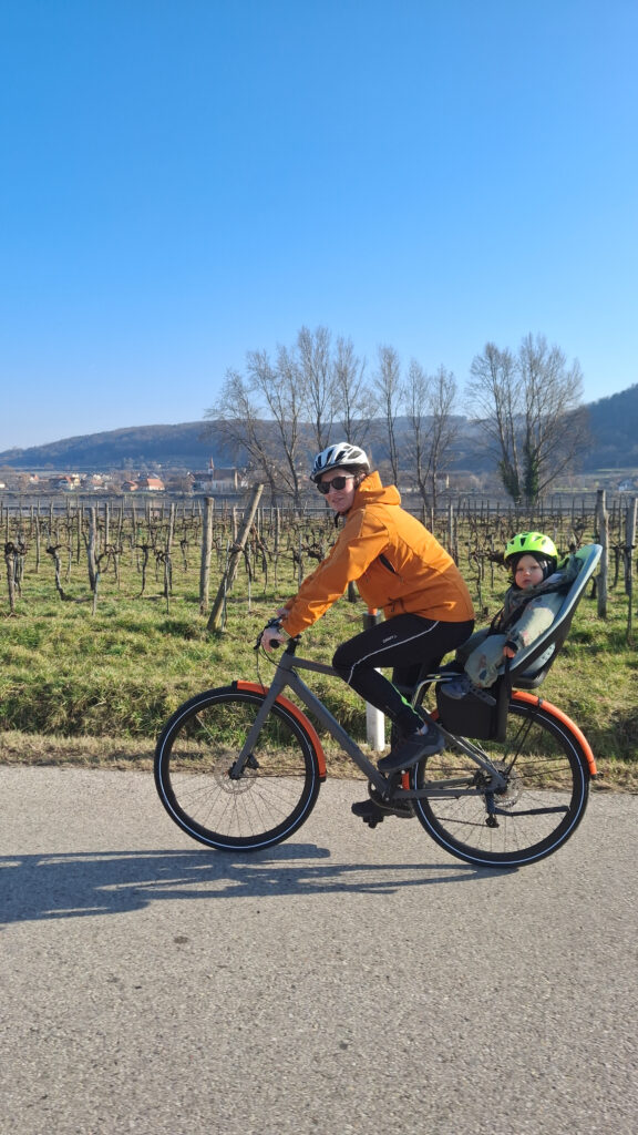 Marcela na bicykli BMC s cyklosedačkou Thule Yepp 2 maxi a Markusom v Rakúskom údolí Wachau na cyklovýlete.