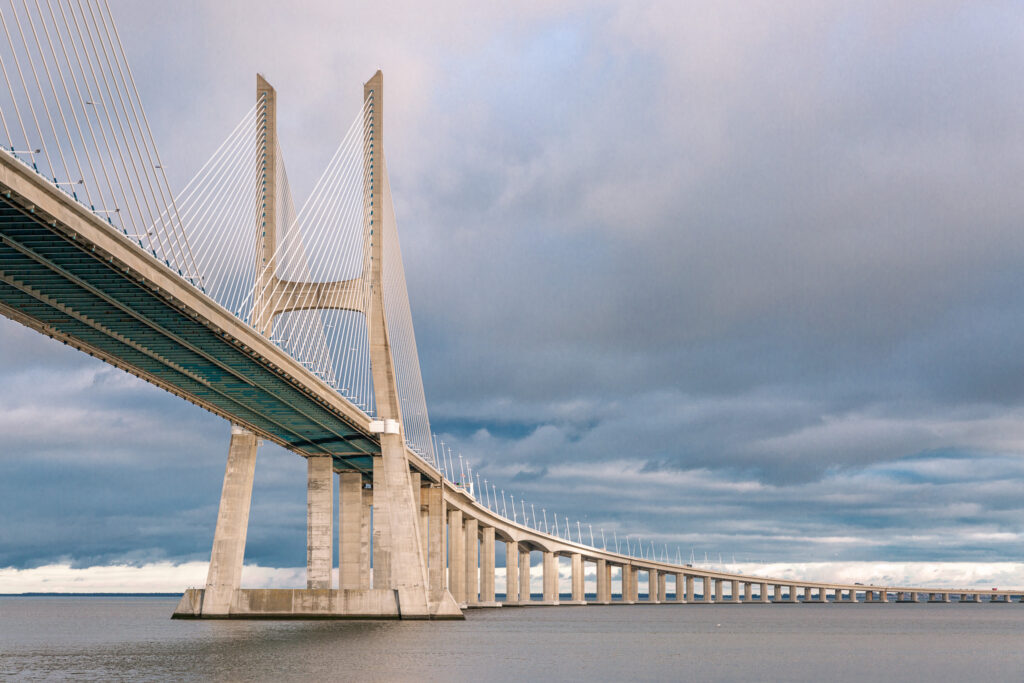 Vasco da Gama Bridge – 17 kilometrov dlhý most, ktorý pôsobí skôr ako nekonečná línia na horizonte. Lisabon - Portugalsko.