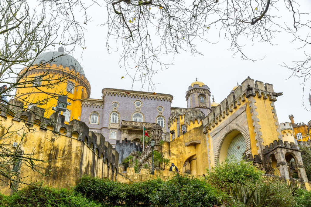 Palácio Nacional da Pena alebo žltý palác kúsok od mesta Sintra pri Portugalskom Lisabone.
