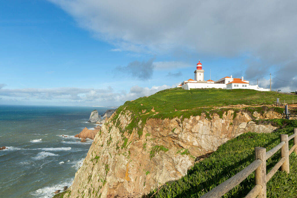 Cape Roca Lighthouse - maják na Cabo da Roca kúsok od portugalského Lisabonu. Najzápadnejšie miesto Európy.