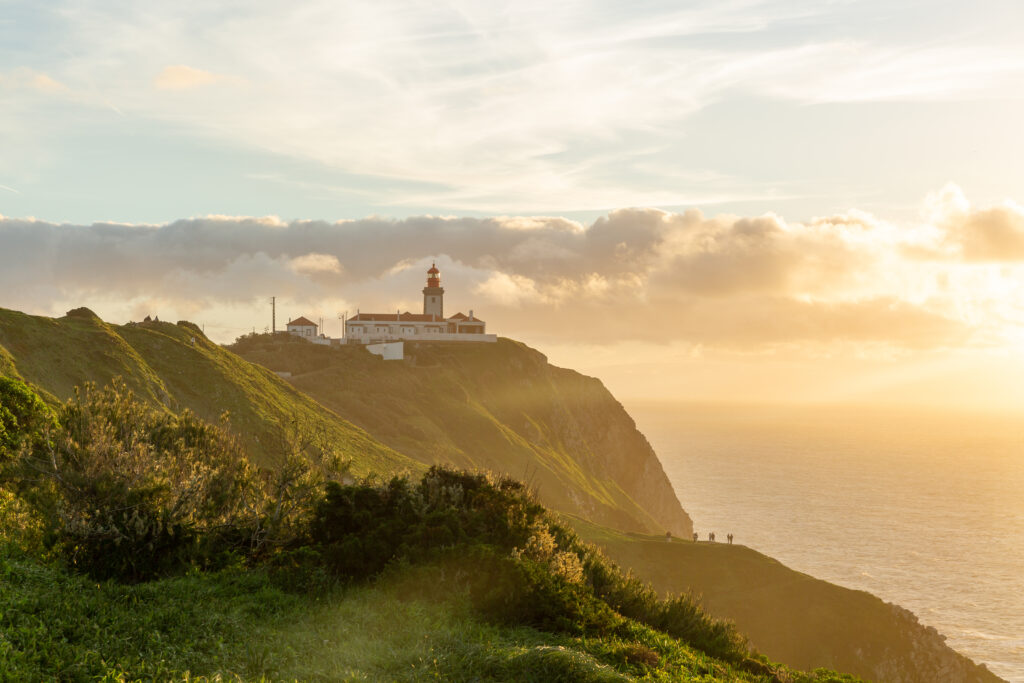 Cabo da Roca pohľad na maják a západ slnka kúsok od Portugalského Lisabonu.