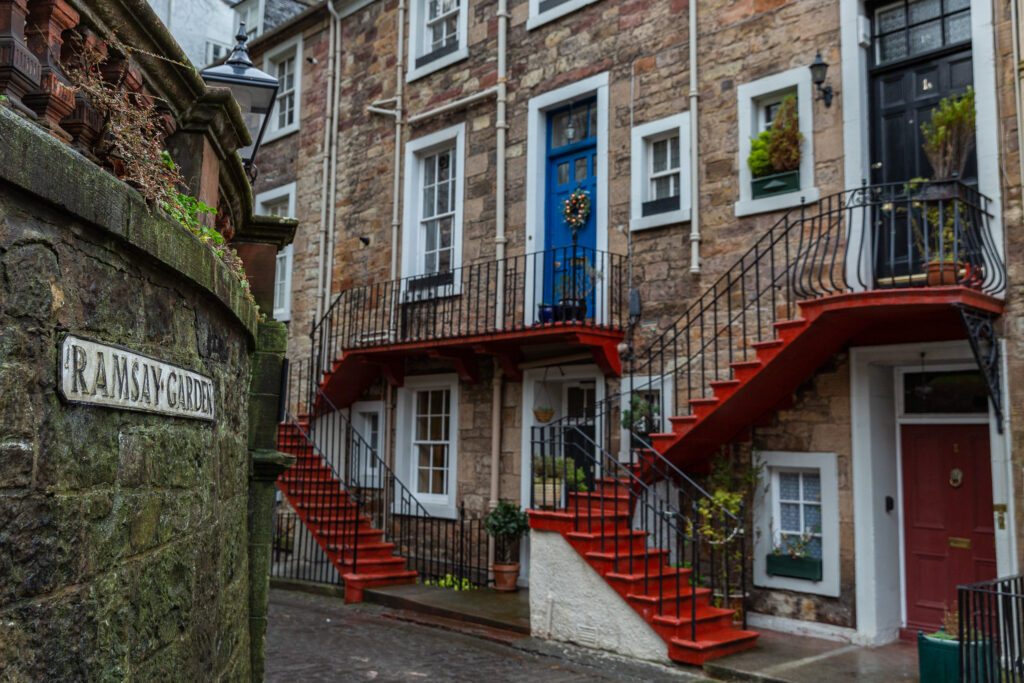 Ulica Ramsay Garden v Edinburghu. Škótsko.