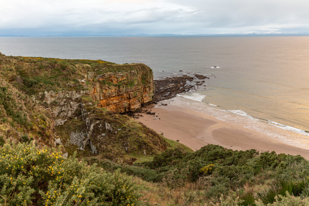 Pobrežie smerom do Burghead. Škótsko.