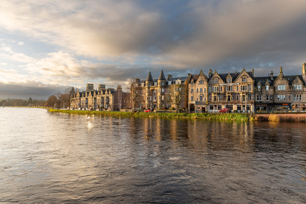 Riekal Ness a pohľad na domy mesta Inverness v Škótsku.