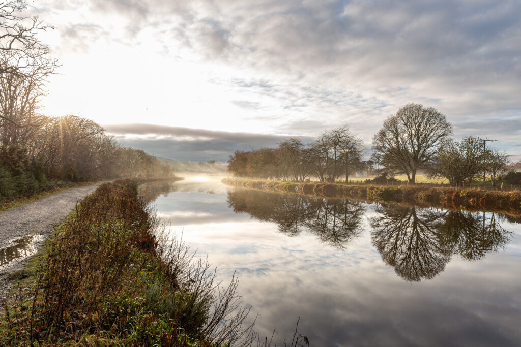 Ranný opar nad riekou Ness smerom k Loch Ness jazeru. Škótsko.