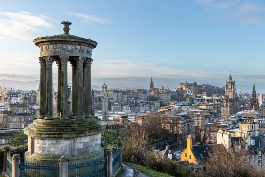 Edinburgh a najikonickejší pohľad - Dugald Stewart Monument. Škótsko.