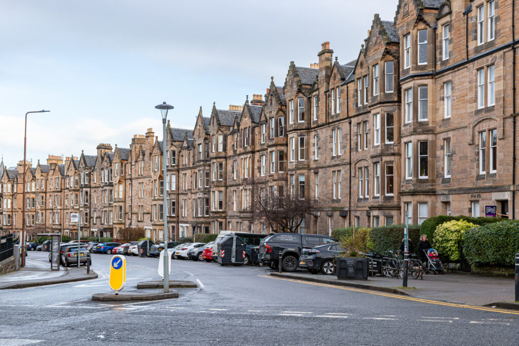 Ulice Edingburgu vo Škótsku.