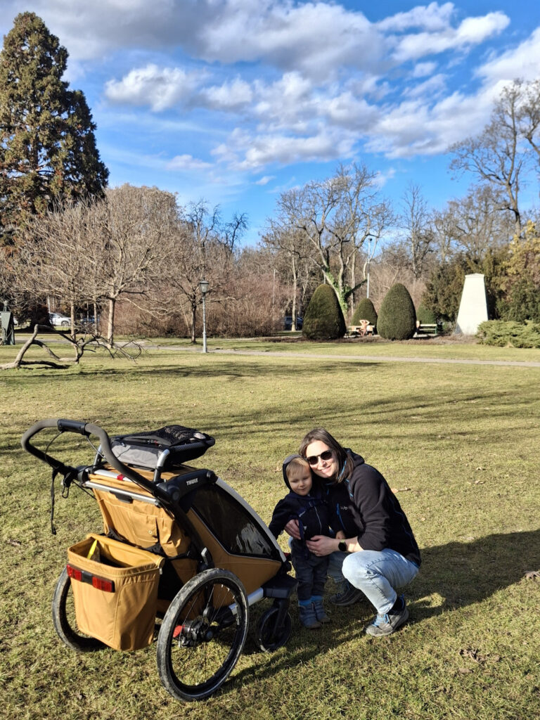 Maca s Markusom pri vozíku Thule