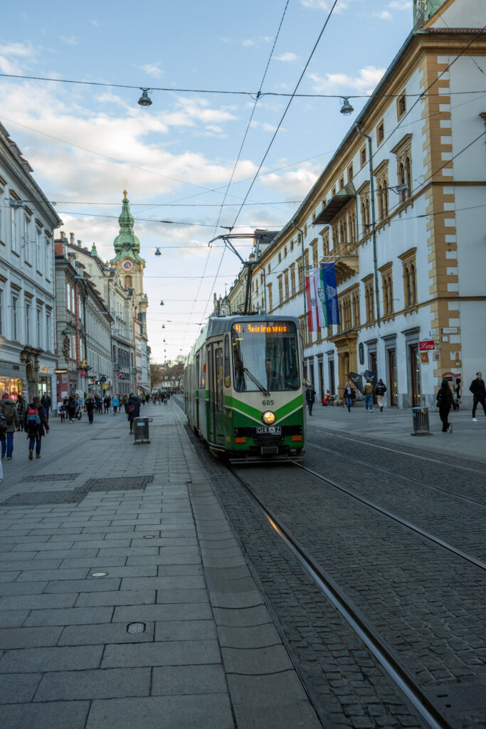 Centrum mesta Graz s električkou