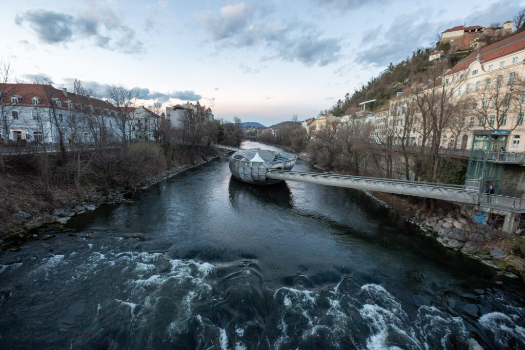 Murinsel Graz pohľad na rieku a alternatívny priestor