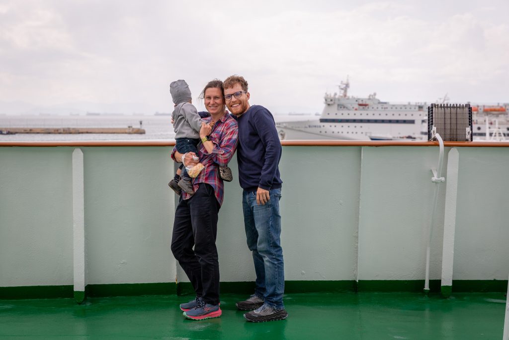 Michal, Marcela a Markus na trajekte z Atén na grécky Sifnos.
