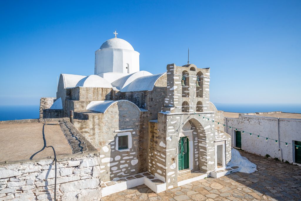 Profitis Ilias na gréckom ostrove Sifnos na najvyššom mieste 682 mnm.