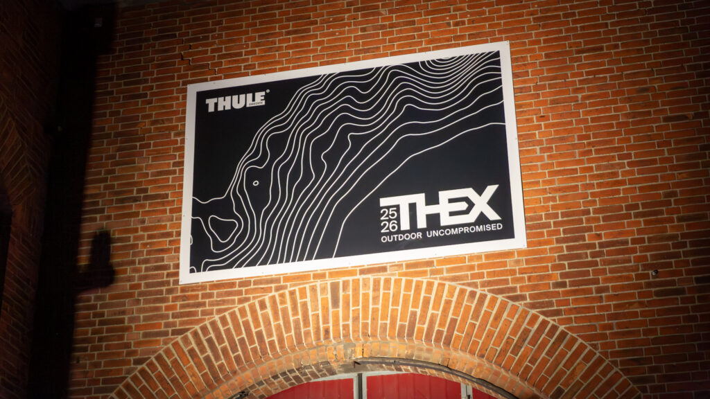 Thule THEX 25/26 grafika nad vstupom do tehličkovej industriálnej budovy.