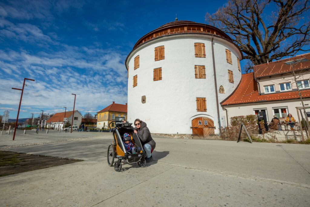 Sodni stolp - Opravená slavná věž z roku 1540 s kuželovitou střechou, která kdysi bývala baštou v městských hradbách.
