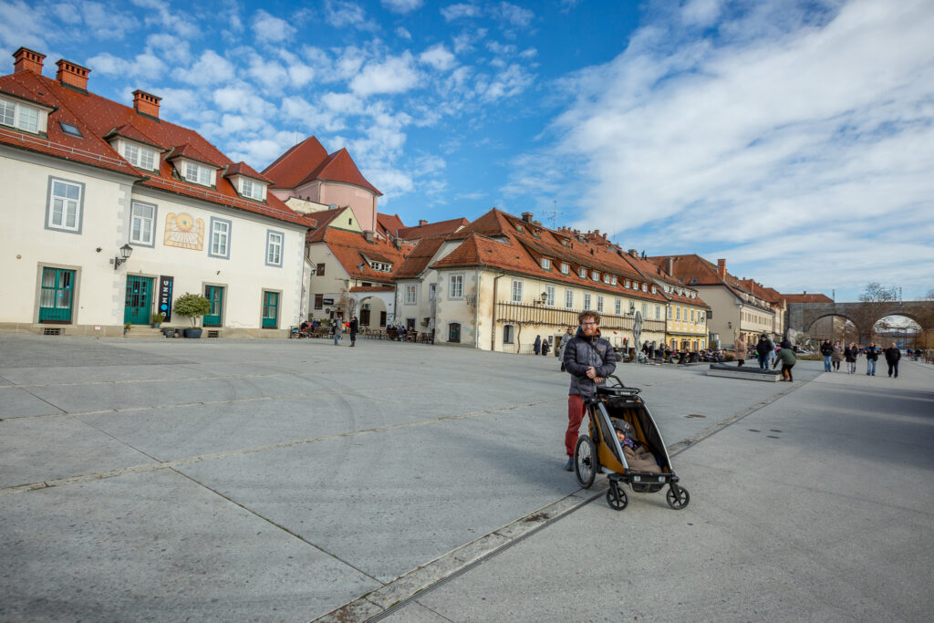 Mišo s Thule vozíkom na nábreží v Maribore