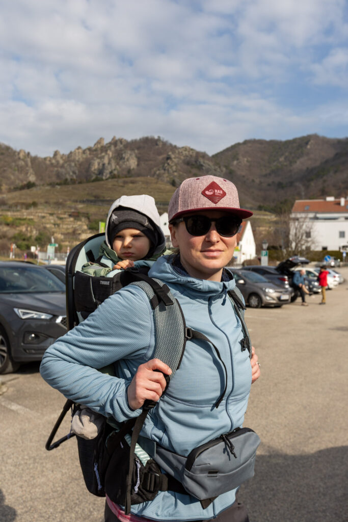 Maca a Markus v Thule Sapling detský turistický nosič.
