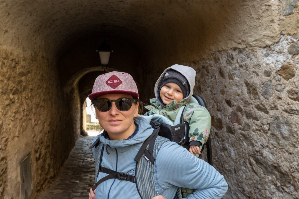 Thule Sapling - turistický detský nosič a Maca a Markus v Rakúskom Durnsteine.