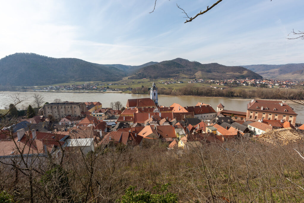 Rakúsky Durnstein v údolí Wachau výhľad na mesto