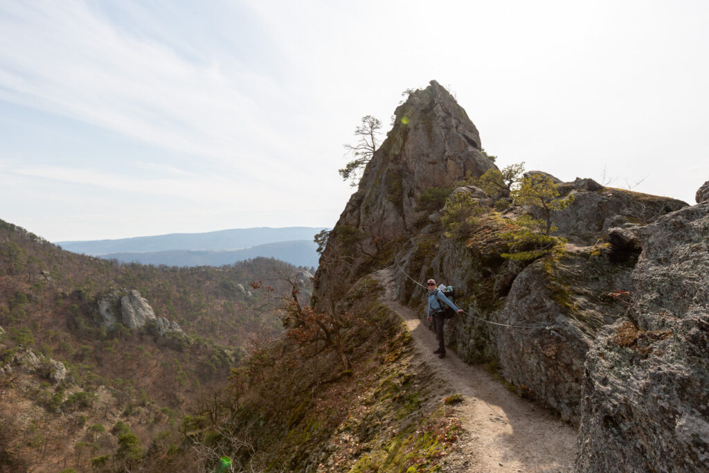 Marcela s Markusom v nosiči Thule Sapling na turistike nad Durnstein v Rakúsku.
