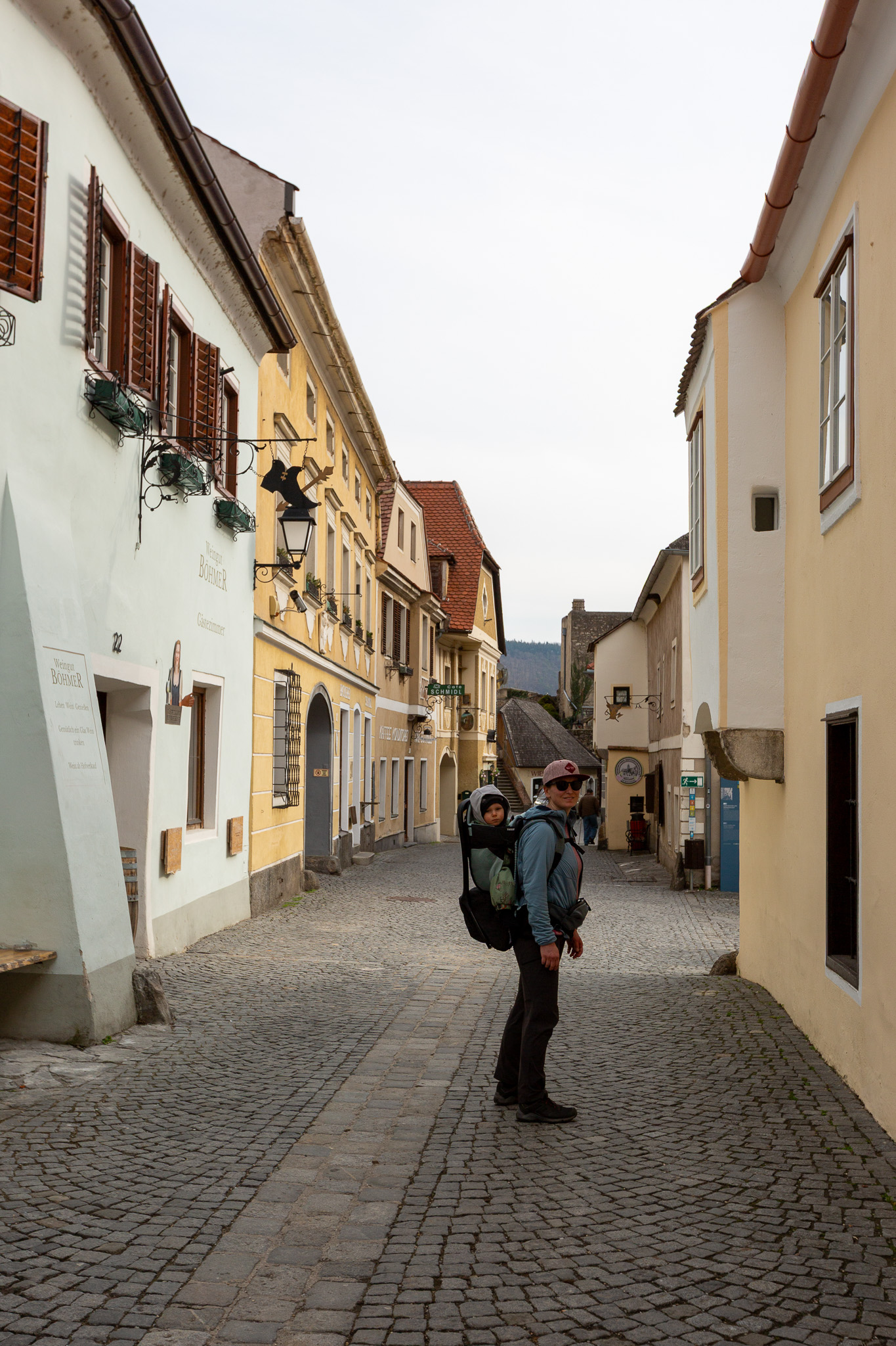 Marcela a Markus v nosiči Thule v mestečku Durnstein v Rakúsku na prechádzke