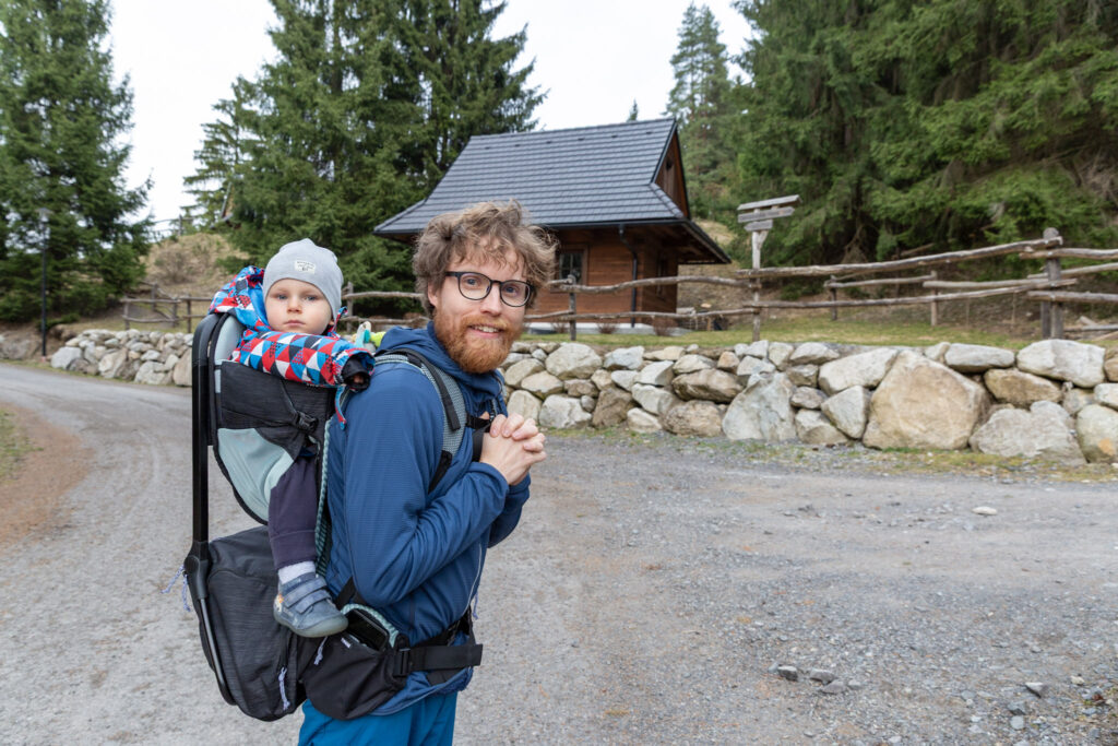 Michal a Markus v nosiči Thule Sapling na začiatku trasy smerom na Demänovskú horu na Liptove. Thule Sapling detský turistický nosič