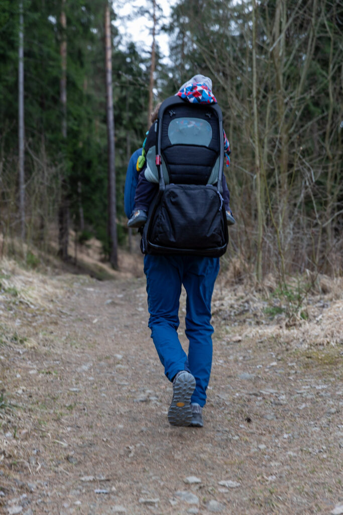 Thule Sapling detský turistický nosič. Michal kráča a Markus si to užíva. Pohľad na nosič zo zadnej strany.