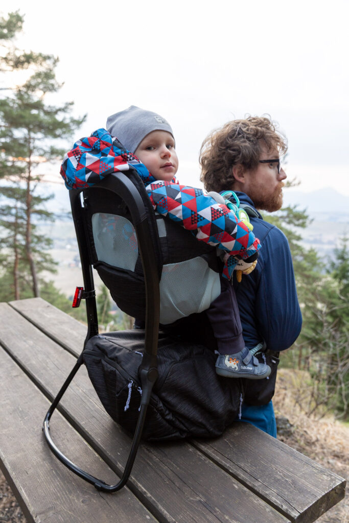 Thule Sapling detský turistický nosič. Ukážka ramena ktoré slúži počas odloženia nosiča.