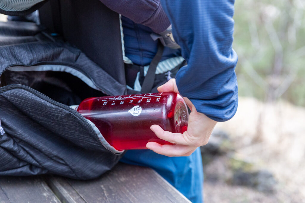 Michal ukazuje ako sa dá pohodlne odložiť fľaša do nosiča bez nutnosti skladania. Thule Sapling detský turistický nosič