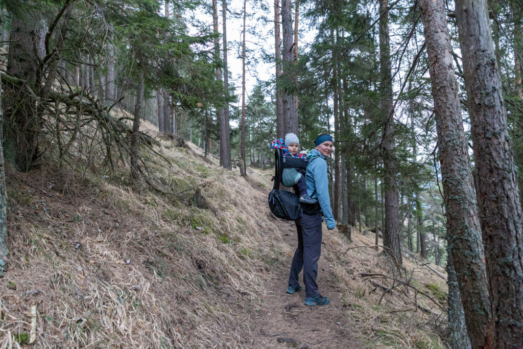 Maca a Markus v nosiči Thule Sapling pri turistike na Demänovskú horu.
