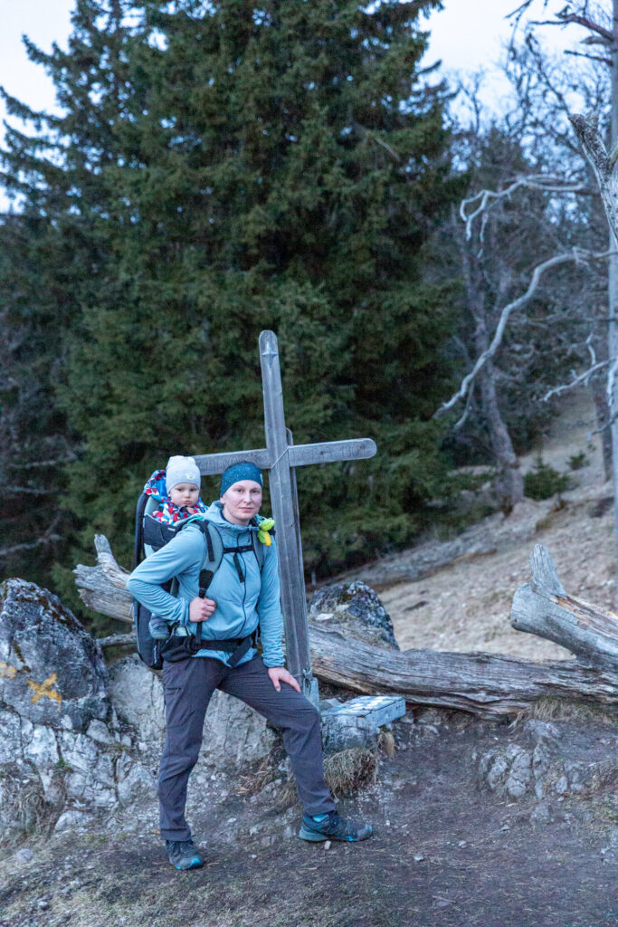 Maca s Markusom v nosiči Thule Sapling pri kríži.