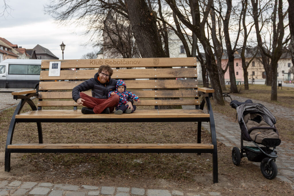 Interaktívna lavička na Sobotskom námestí, Spišská Sobota vybudovaná vďaka Klubu Sobotčanov