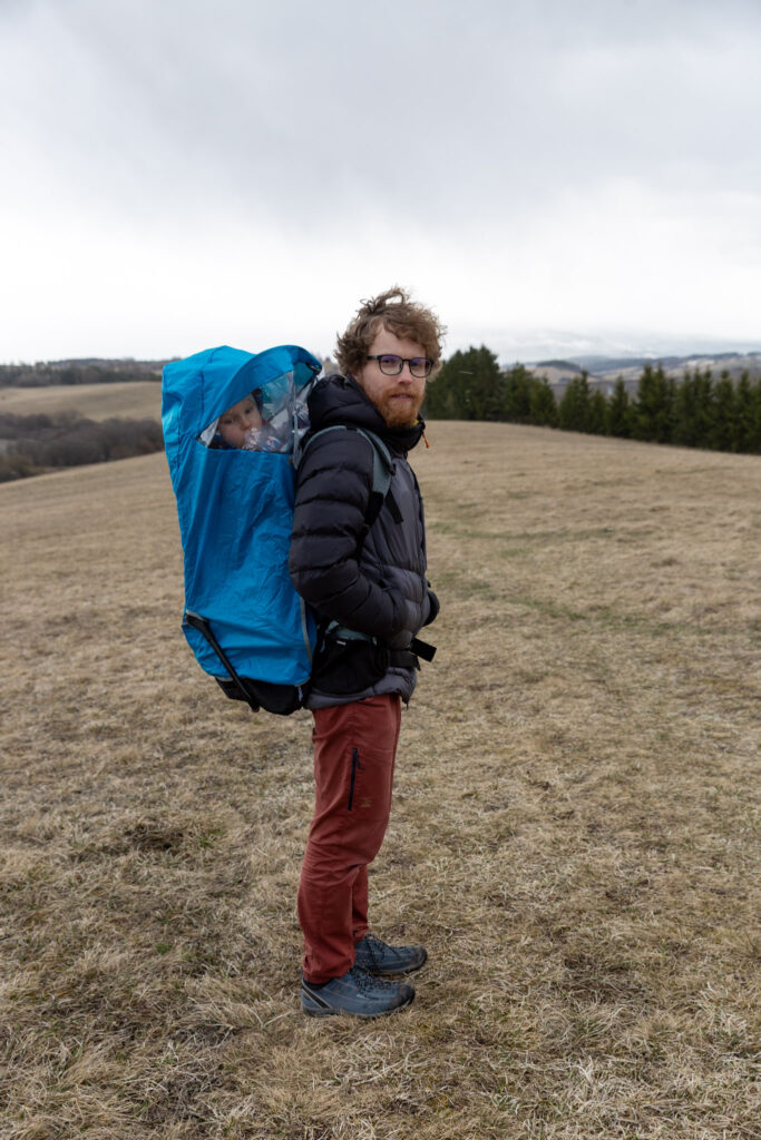 Michal na prechádzke aj s Markusom v Thule Sapling detskom turistickom nosiči a na ňom originál Thule pláštenka.