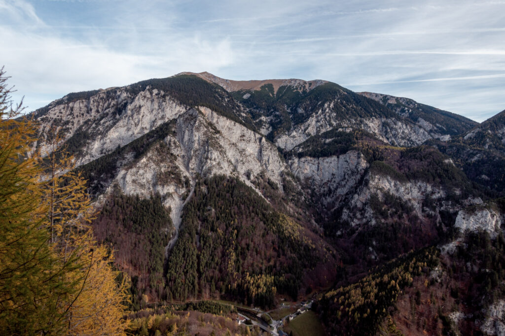 Pohľad na Schneeberg počas výstupu na Rax v Rax Alpe