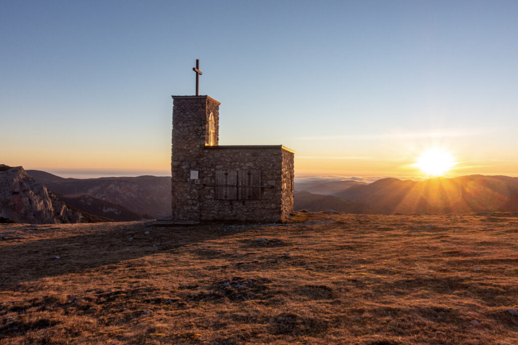 Rax planina pohľad na kostolík kúsok od horskej chaty Karl Ludwig Haus