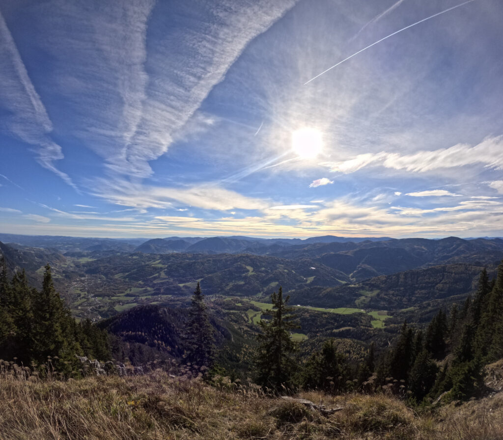 Výhľad z Raxu smerom do údolia od vrchnej stanice lanovky