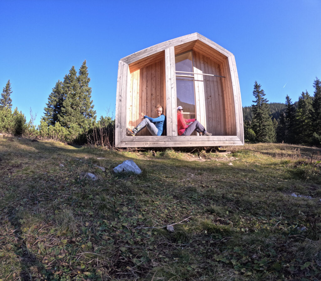 Útulňa pri zostupe a my teda dvaja turisti v nej oddychujú