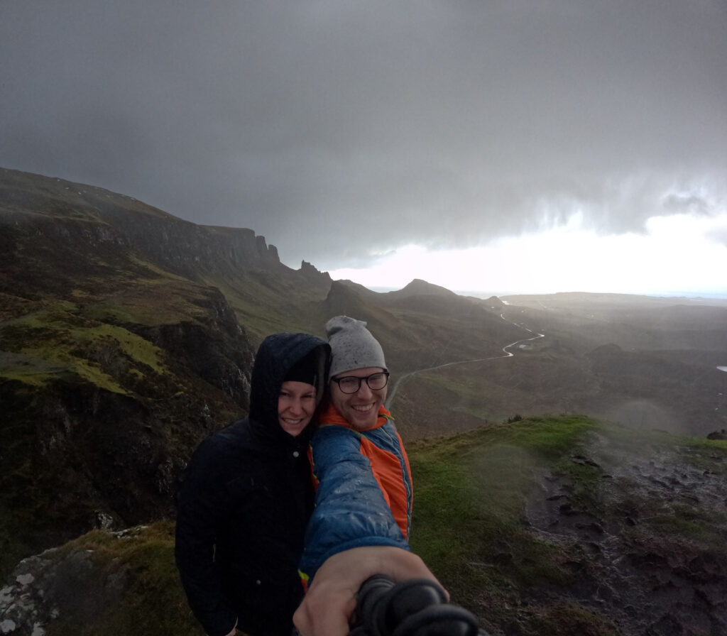 Keď príde zmena počasia na ostrove Skye. Michal Mjartan a Marcela Mjartan sa fotia na Gopro kameru pri strašnom počasí. 